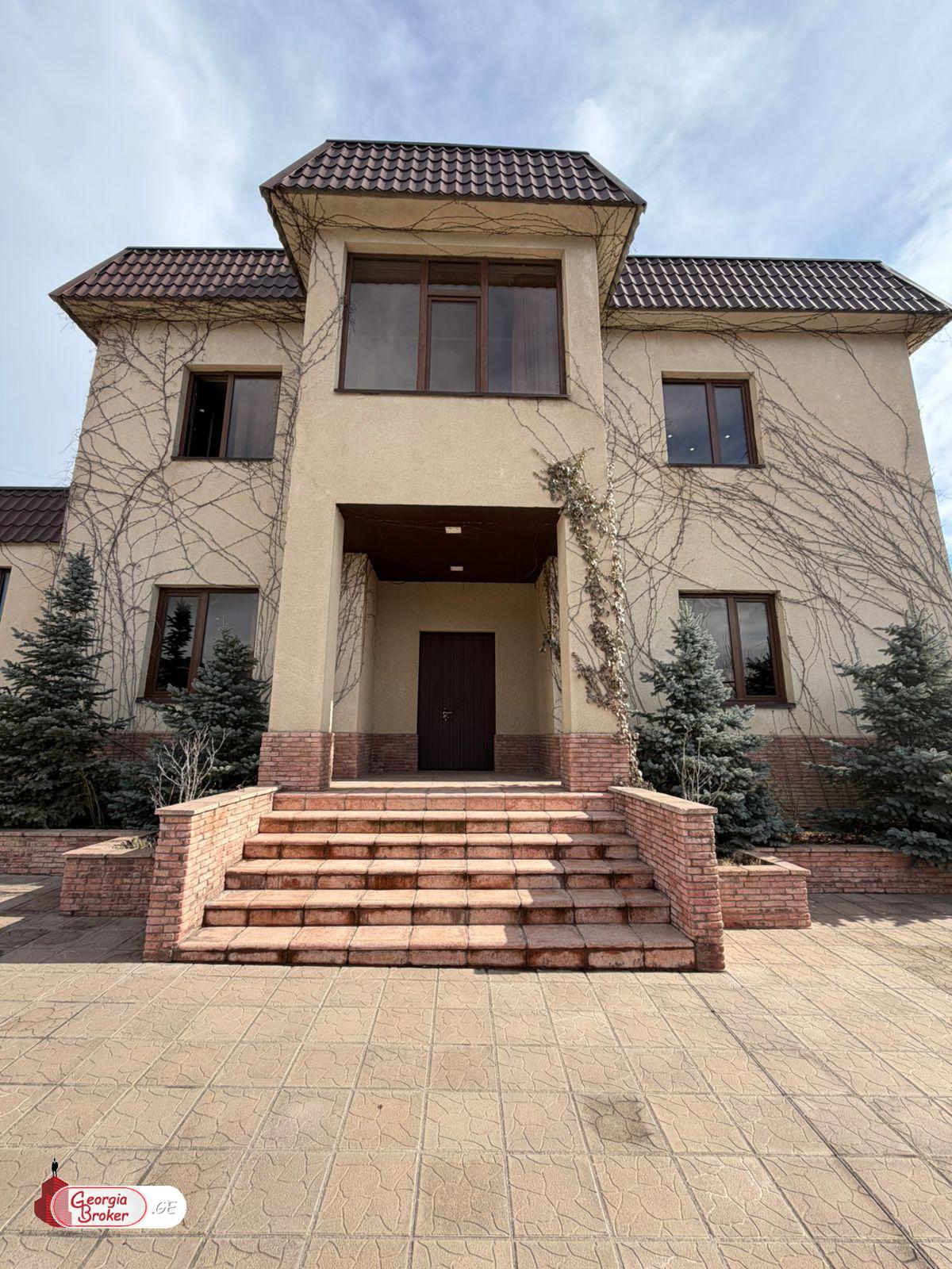 იყიდება ახალი გარემონტებული 15 ოთახიანი სახლი